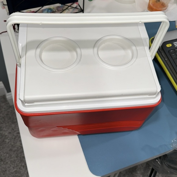 Red & White small Ice Cooler with carrying handle - Picture 4 of 5